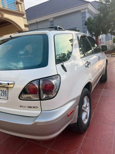 ឡានលក់ចង់ដូរសេរីLexus RX 300 02 Pong1