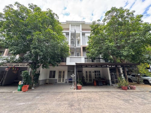 វីឡាកូនកាត់សម្រាប់ជួលនៅបុរី ប៉េង ហួត បឹងស្នោរ / Link House LC2 Rent at Borey Peng Huoth Beong Snor