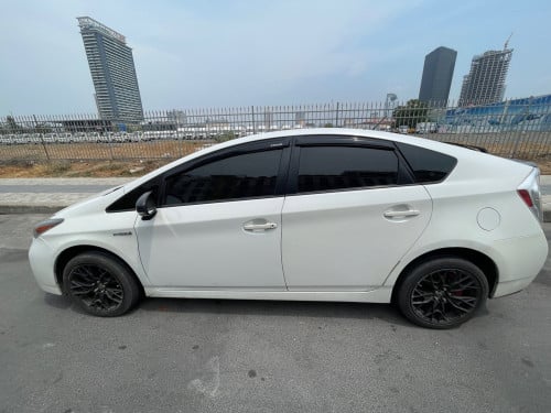ខ្ញុំត្រូវការលក់ឡាន PRIUS ឆ្នាំ 2013 ម្ចាស់ផ្ទាល់