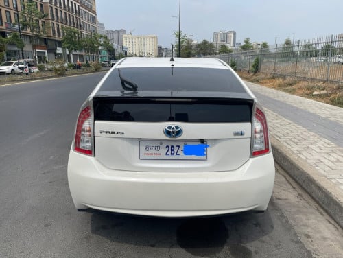 ខ្ញុំត្រូវការលក់ឡាន PRIUS ឆ្នាំ 2013 ម្ចាស់ផ្ទាល់