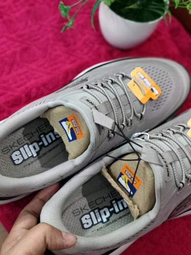 ស្បែកជើង Skechers Originalថ្មី100%