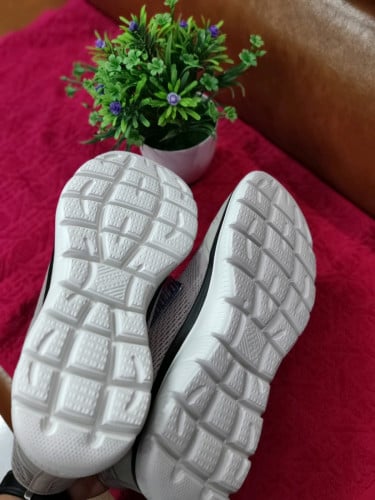 ស្បែកជើង Skechers Originalថ្មី100%