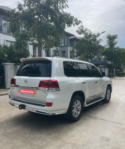 ម្ចាស់ដេីមទិញខ្លាញ់គោ Toyota Lancriser GXR V6 Full option