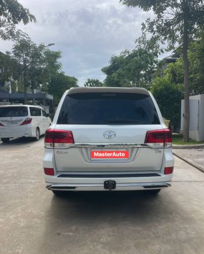 ម្ចាស់ដេីមទិញខ្លាញ់គោ Toyota Lancriser GXR V6 Full option