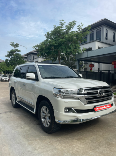 ម្ចាស់ដេីមទិញខ្លាញ់គោ Toyota Lancriser GXR V6 Full option