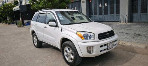 ខ្ញុំត្រូវការលក់រថយន្តToyota RAV4 ឆ្នាំ2002 ប៉ុង2 ឡានថ្មីណាស់