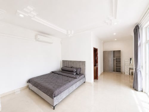 4BR Penthouse Fully furnished Serviced Apartment for rent in BKK1