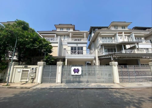 6 Bedroom Villa for Rent in Borey Pipup Thmey