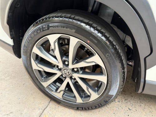 corolla . cross.  ឆ្នាំ​ -023 - full  . ទឹក​ថ្នាំ​ សុីនមួយជុំ​