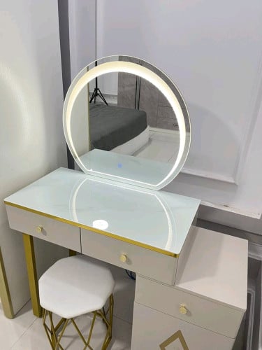 Cosmetic cabinet