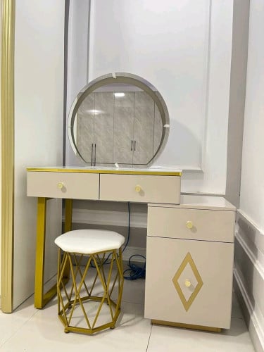 Cosmetic cabinet