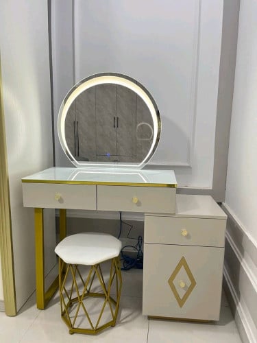 Cosmetic cabinet