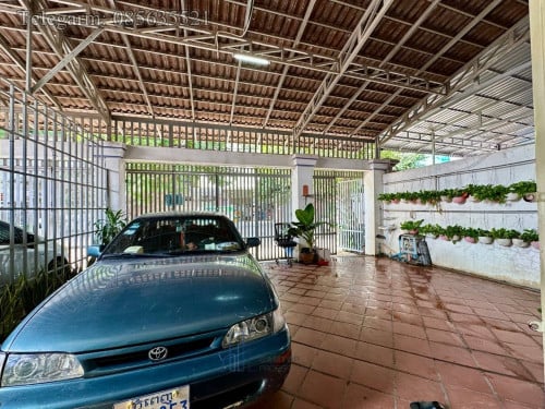 Ground Floor 3 Bedrooms House For Rent In Phsar Daeum Thkov Area