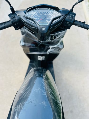HONDA CLICK 017ក្រុមហ៊ុន ម៉ាសុីនតាន់ហាប់នែនស្ងាត់ជិះស្រួលស្ទុះខ្លាំងធានាមិនលាន់មិនហុយមានពន្ធកាតគ្រឺ