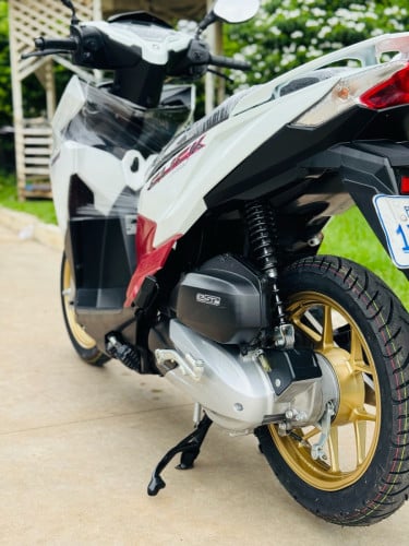 HONDA CLICK 017ក្រុមហ៊ុនNCX ម៉ាសុីនតាន់ហាប់នែនស្ងាត់ជិះស្រួលស្ទុះខ្លាំងមិនលាន់មិនហុយមានពន្ធកាតគ្រឺ
