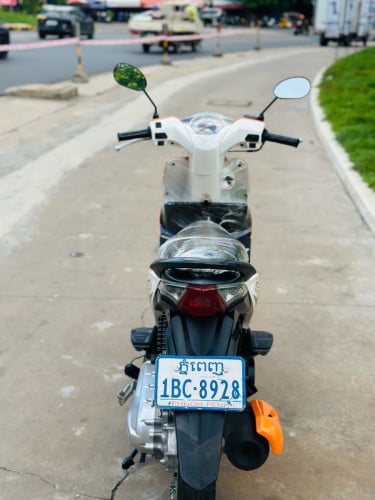 HONDA ICON 012 ក្រុមហ៊ុន ម៉ាសុីនតាន់ហាប់នែនស្ងាត់ជិះស្រួលស្ទុះធានាមិនលាន់មិនហុយមានពន្ធកាតគ្រឺហ្សីន