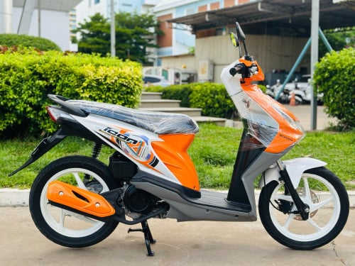 HONDA ICON 012 ក្រុមហ៊ុន ម៉ាសុីនតាន់ហាប់នែនស្ងាត់ជិះស្រួលស្ទុះធានាមិនលាន់មិនហុយមានពន្ធកាតគ្រឺហ្សីន