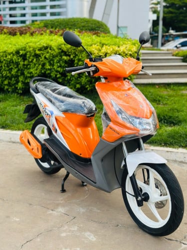 HONDA ICON 012 ក្រុមហ៊ុន ម៉ាសុីនតាន់ហាប់នែនស្ងាត់ជិះស្រួលស្ទុះធានាមិនលាន់មិនហុយមានពន្ធកាតគ្រឺហ្សីន