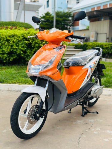 HONDA ICON 012 ក្រុមហ៊ុន ម៉ាសុីនតាន់ហាប់នែនស្ងាត់ជិះស្រួលស្ទុះធានាមិនលាន់មិនហុយមានពន្ធកាតគ្រឺហ្សីន