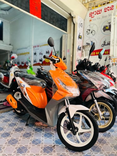 HONDA ICON 012 ក្រុមហ៊ុន ម៉ាសុីនតាន់ហាប់នែនស្ងាត់ជិះស្រួលស្ទុះធានាមិនលាន់មិនហុយមានពន្ធកាតគ្រឺហ្សីន