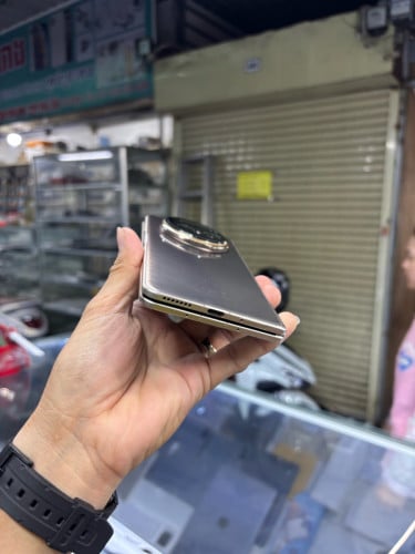 Honor magicV5 512G Ram12G Sim2 Global ខូចអេក្រង់ក្នុងប្រើបានខាងក្រៅ ស្ទើតួរតិចបែកថាច់មុខតិច
