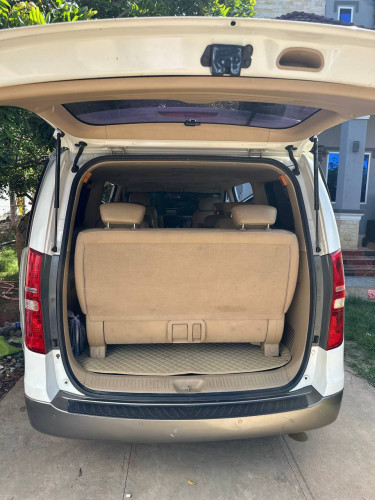 HYUNDAI Starex 2011 For Rent /出租