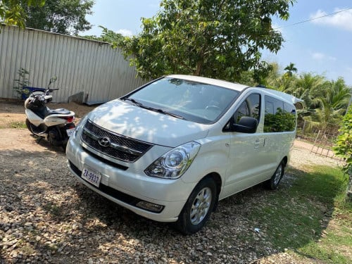 HYUNDAI Starex 2012 For Rent /出租