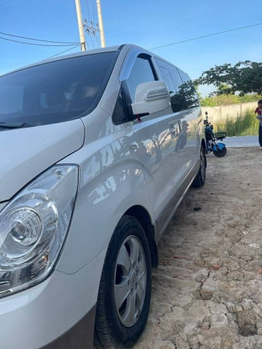 HYUNDAI Starex 2012 For Rent /出租