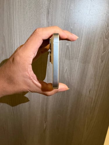 iPhone 15 pro max ប្រភេទដូរអេក្រង់ហ្សុីន