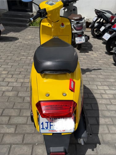 Lambretta v200 yellow