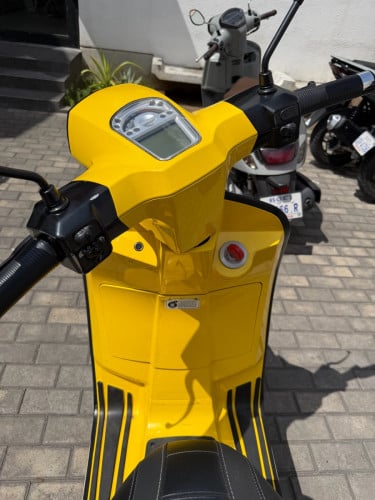 Lambretta v200 yellow