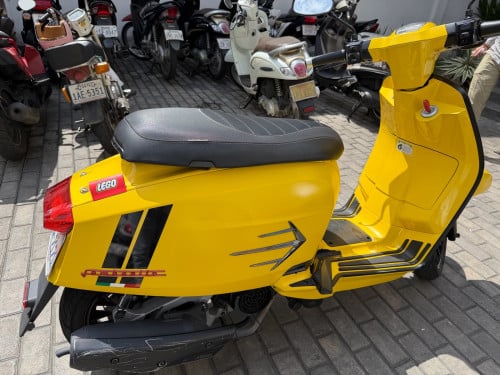 Lambretta v200 yellow