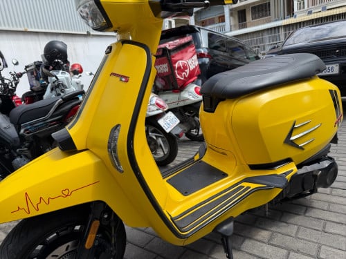 Lambretta v200 yellow