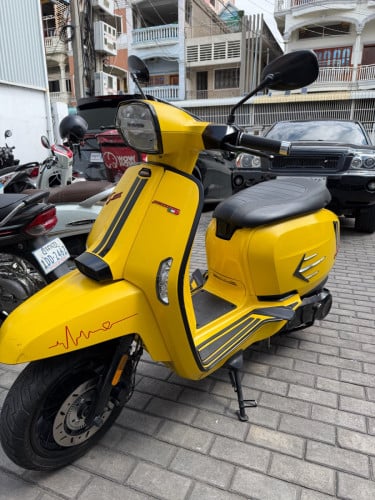 Lambretta v200 yellow