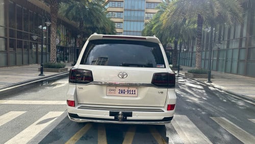 Land Cruiser 2015 up 2021 V8 (Diesel) For Rent /出租