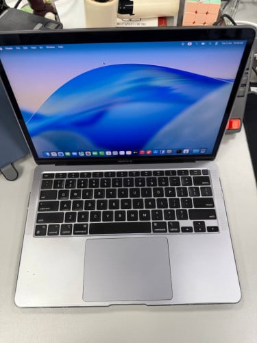 Macbook Air M1 3xx$ លក់អត់បន្ទាន់ទេ