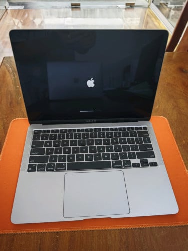 MacBook Air Chip M1/RAM 8GB/ Storage 256GB/13.3" inches