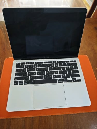 MacBook Air Chip M1/RAM 8GB/ Storage 256GB/13.3" inches