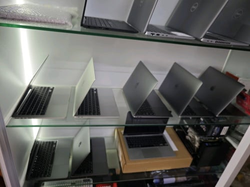 MacBook Air Chip M1/RAM 8GB/ Storage 256GB/13.3" inches