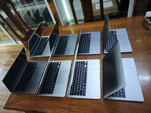 MacBook Pro  CPU Chip M1 / RAM 8GB/ Storage 256GB/ Screen 13.3" Inches