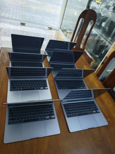 MacBook Pro CPU Chip M1/RAM 8GB/Storage 512GB/Screen 13.3" inches.