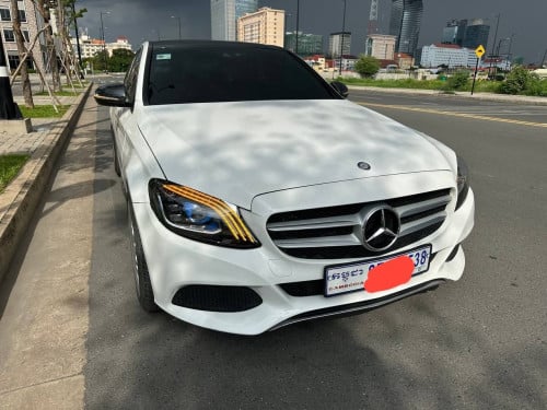 Mercedes-Benz​ ​C300 2015 អ្នក​ប្រើ​