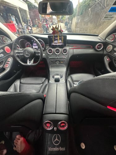 Mercedes-Benz​ ​C300 2015 អ្នក​ប្រើ​