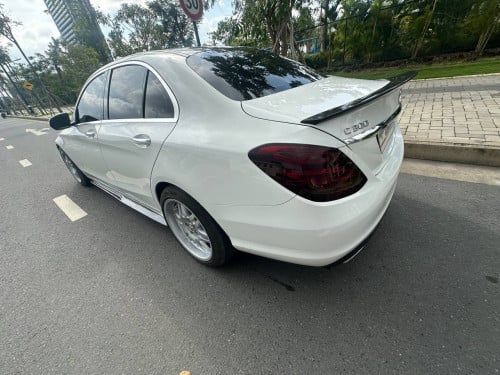 Mercedes-Benz​ ​C300 2015 អ្នក​ប្រើ​