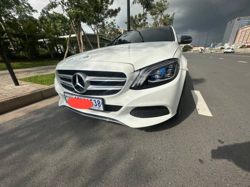 Mercedes-Benz​ ​C300 2015 អ្នក​ប្រើ​