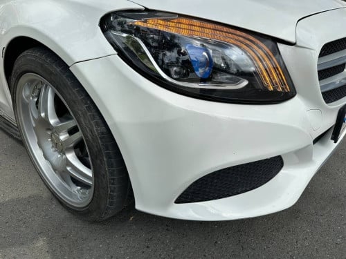 Mercedes-Benz​ ​C300 2015 អ្នក​ប្រើ​