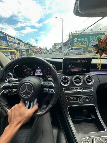 Mercedes-Benz​ ​C300 2015 អ្នក​ប្រើ​