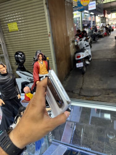 Mi11Utra 256G Ram12G Sim2 CH ដានអេក្រង់អត់ស្គេន