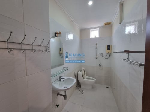 N089  | Boeng Trabek, 2 Bedrooms Apartment For Rent with Car Park