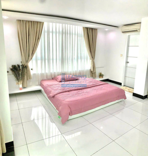 N506 | 3 Bedrooms Penthouse Apartment For Rent in BKK3 with gym and pool